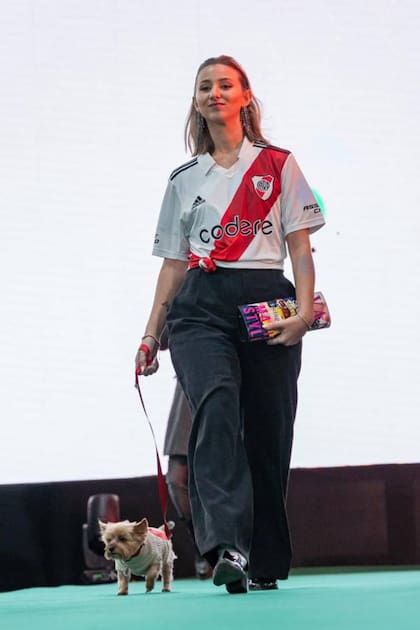 Lola, la socia número uno de SportyFanPet desfila junto a Emma, la hija de quién ideó este proyecto, Manuel Patrakovsky