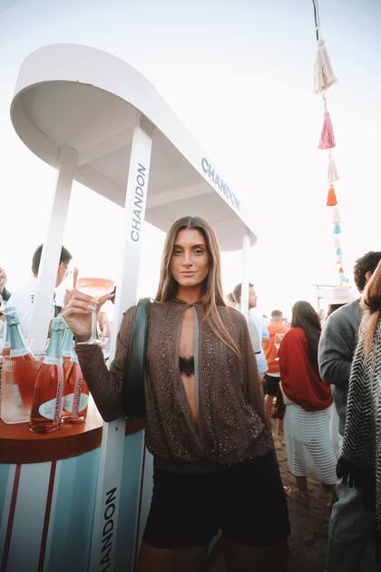 Lola Latorre, copa en mano para ver el sunset.