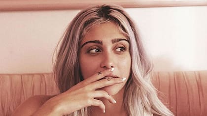 Lola Leon, cada vez más parecida a su madre