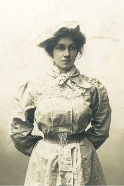 Lola Mora nació en 1867 y fue una adelantada para su época: estudió en Roma y se casó con un hombre muchos años menor