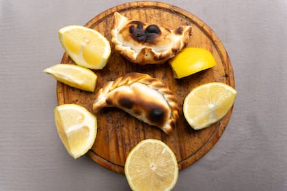 Lola Mora tiene empanadas de carne que son un éxito y se lucen con las de mondongo.