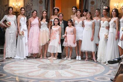 Lola posa con la diseñadora Nuria Bueno y el resto de las modelos.