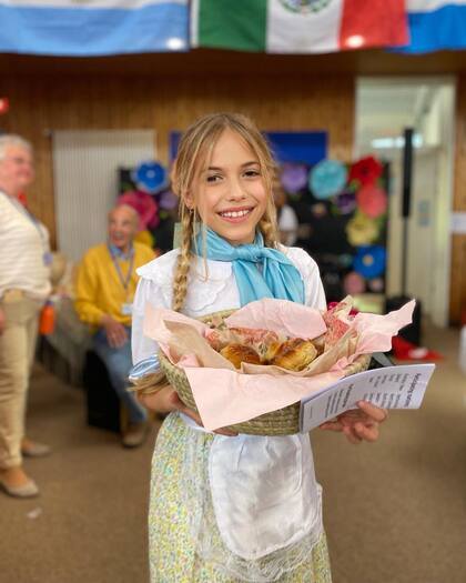 Lola se visitó de paisana para participar del acto de la escuela (Foto: Instagram /
@evangelinaanderson)