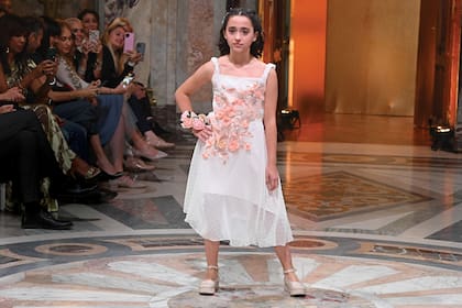 Lola sobre el catwalk. Fue el primero de sus desfiles profesionales, al igual que las hijas de Nicole Neumann, Indiana, Allegra y Sienna.