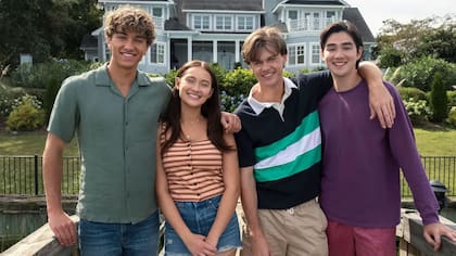 Lola Tung, Christopher Briney y Gavin Casalegno de El verano que me enamoré (Prime Video)