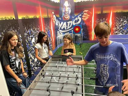 Lola y Emma, las hijas de Evangelina Anderson con Milan el hijo mayor de Shakira (Foto: Instagram @evangelinaanderson)