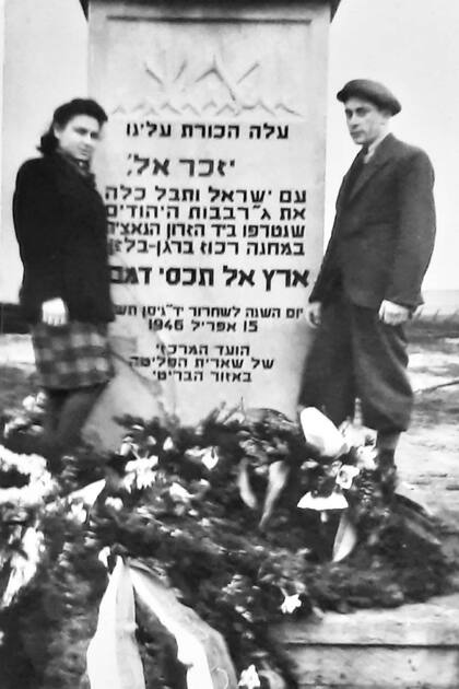 Lola y Levi en el memorial de Bergen Belsen, en 1946