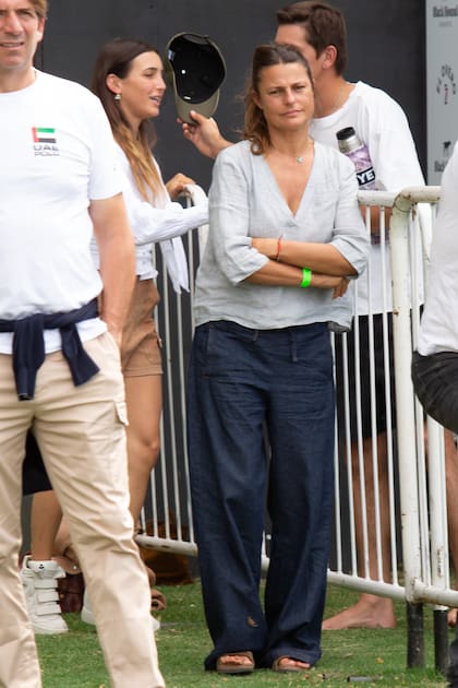 Loli López atenta al partido de UAE y a su hijo Lukin. Atrás se la ve a Mia Cambiaso. Su novio, Tomás Panelo, jugó contra su familia