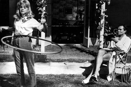 Sue Lyon y James Mason en la versión cinematográfica dirigida por Stanley Kubrick, en 1962; Nabokov coescribió el guión.