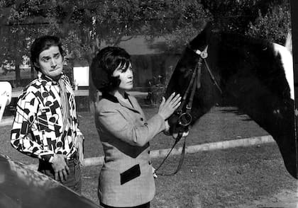 Lolita Torres con Berugo Carámbula, en una escena de Joven viuda y estanciera