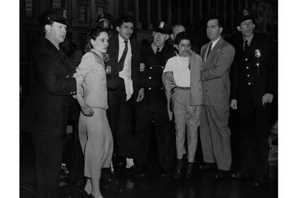 Lolita Lebrón, una líder nacionalista de Puerto Rico, fue arrestada en 1954 junto a otras tres personas por disparar en el Congreso de Estados Unidos. Es uno de los primeros personajes que aparece en el video del cantante boricua.