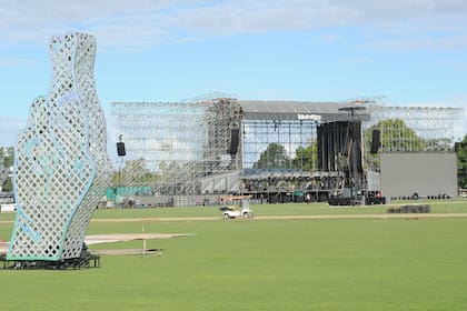 En lo que tiene que ver con los escenarios, el principal será el que muestre en esta edición las mayores modificaciones, sumando dos pantallas laterales que ocupan todo el ancho y el alto del escenario