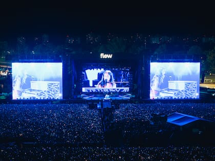 La euforia por Rodrigo fue tal que la presentación debió ser pausada unos minutos para garantizar la seguridad de los fanáticos. “Son el público más cariñoso del mundo”, dijo ella antes de despedirse