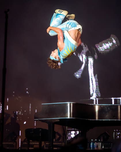 La mayor parte de los temas que interpretó el cantante fueron de su último álbum, Fireworks & Rollerblades, entre los que estuvieron “Cry”, “Drunk in my mind” y “Slow it down”