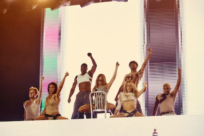 "¡Argentina! Es mi primera vez acá y me estoy diviertiendo mucho. Son el mejor público", exclamó Tate McRae durante su presentación, que incluyó canciones como "Greedy" y "Sports Car"