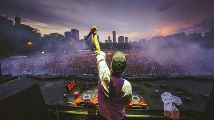Lollapalooza Chicago desde el escenario electrónico, el Perry''s. A lo lejos los rascacielos, testigos impolutos