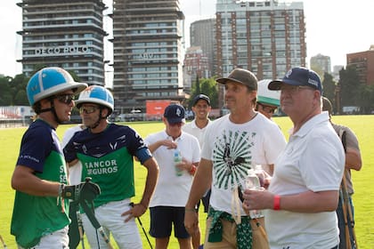 Lolo Castagnola, coach de La Natividad La Dolfina, junto a los Cambiaso, Adolfito y Poroto