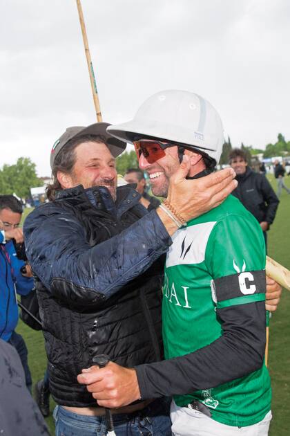 Lolo Castagnola se abraza con Polito Pieres.