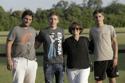 Lolo, con su mamá, Susana, y los chicos que están en boca de todos en el polo