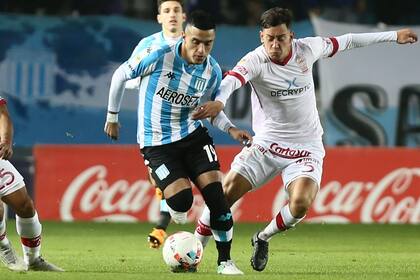 Lolo Miranda se lleva la pelota ante la marca de Hezze
