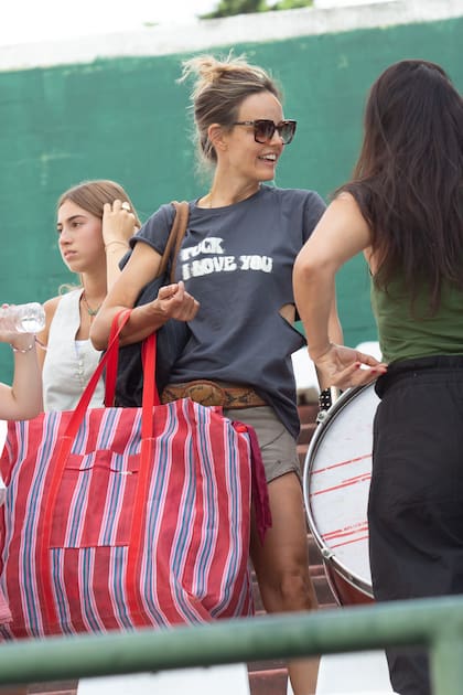 Lolo Tanoira, mamá del polista Lorenzo Chavanne, se sumó a la "ola bordó" de la Zeta con una shopping bag a rayas y XL con la que complementó su total look de Rocio G