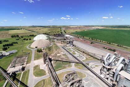 Loma Negra es la compañía líder en la producción y comercialización de cemento en la Argentina, con una participación de mercado cercana al 45%.
