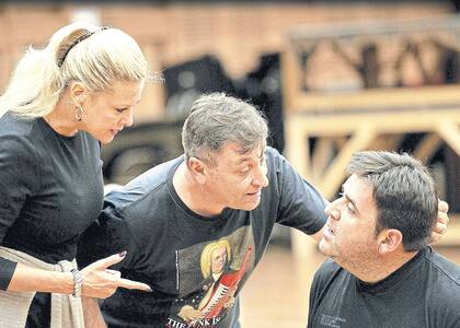 Lombardero (centro) en plena tarea con Chiara Taigi (Lady Macbeth) y Fabián Veloz (Macbeth)