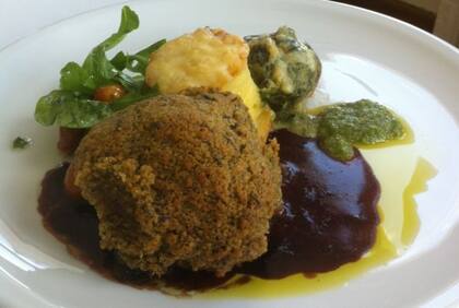 Lomo a las hierbas con la milhojas de papas a la crema que elegimos