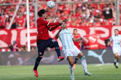Lomónaco, defensor de Independiente, se impone a Salas