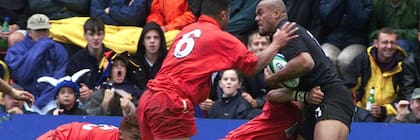 Lomu en acción: ni tres marcas pueden pararlo