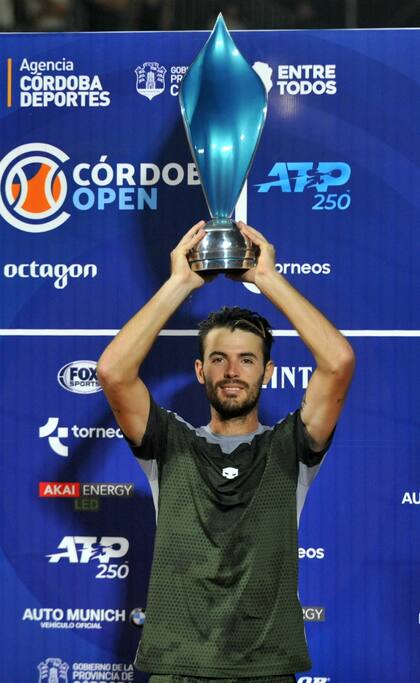 Londero y el trofeo de campeón del Córdoba Open