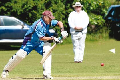 Londinense de pura cepa, juega al cricket en sus ratos libres, y cuando puede practica esquí y visita Uruguay: tiene una chacra en José Ignacio