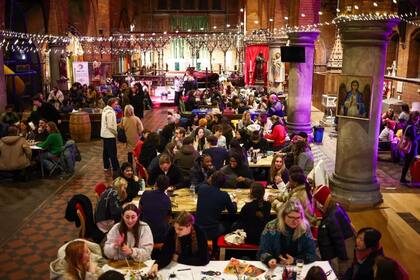 Londinenses participan en el 'Offline Club' en el norte de Londres, el 12 de febrero de 2025. © HENRY NICHOLLS / AFP
