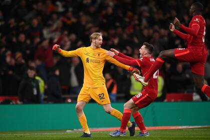 LONDON, ENGLAND - FEBRUARY 27: Caoimhin Kelleher (L) and Andrew Robertson of Liverpool celebrate after victory in the Carabao Cup Final match between Chelsea and Liverpool at Wembley Stadium on February 27, 2022 in London, England. (Photo by Michael Regan/Getty Images)