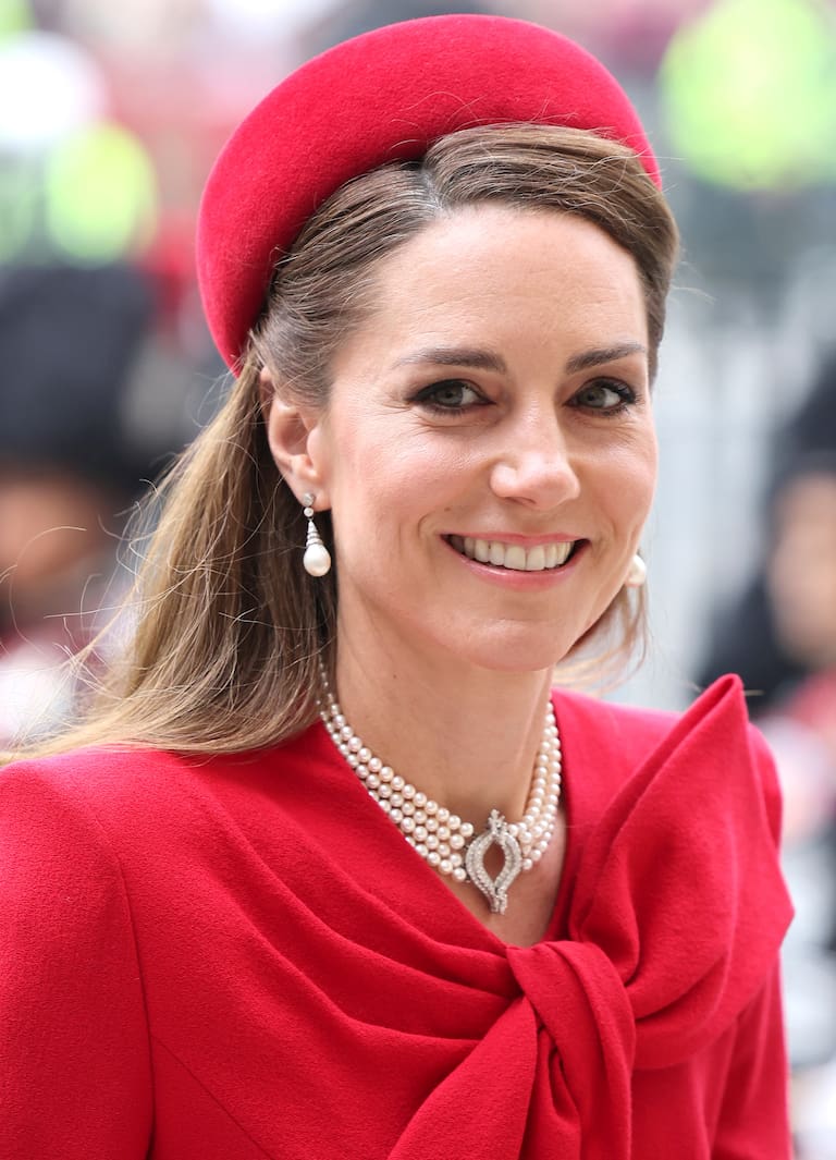 La princesa de Gales lució el collar japonés de cuatro filas -en conjunto con los pendientes Collingwood- y la magnífica tiara Cambridge Lover's Knot