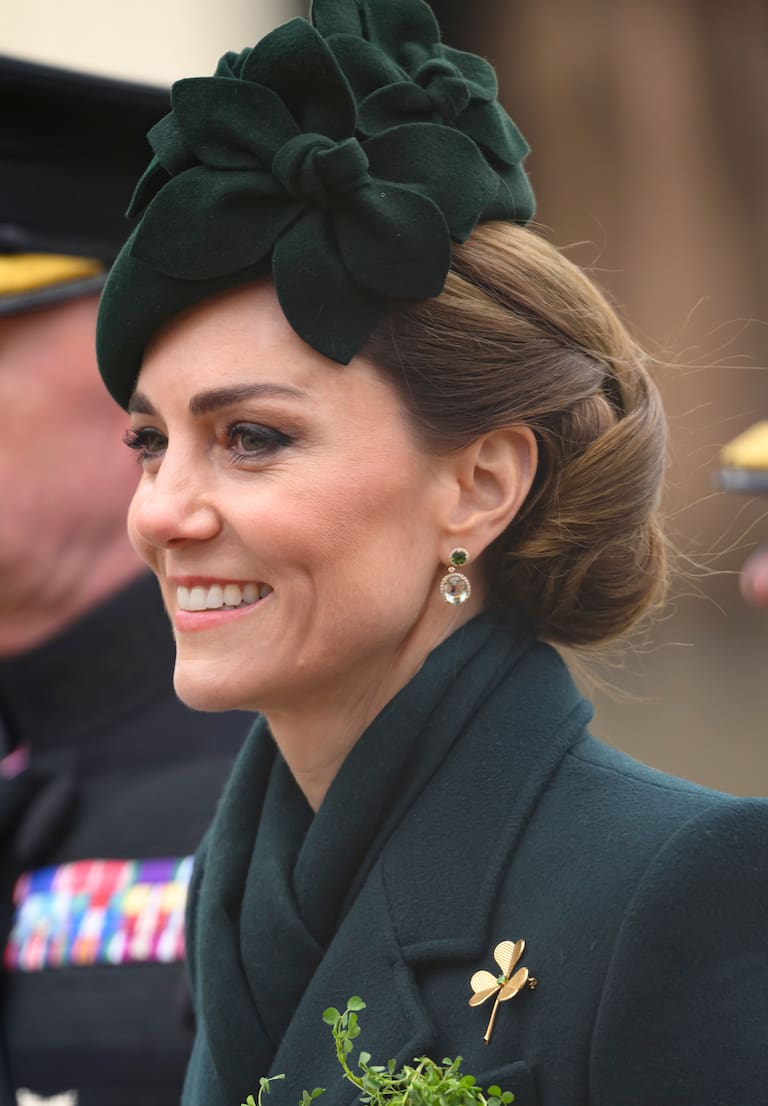 El broche Shamrock -en forma de trébol- de la Guardia Irlandesa y el collar de perlas de cinco vueltas que es parte del cofre personal de la princesa