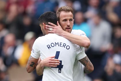 LONDON, ENGLAND - MAY 01: Harry Kane and Cristian Romero of Tottenham Hotspur following the Premier League match between Tottenham Hotspur and Leicester City at Tottenham Hotspur Stadium on May 01, 2022 in London, England. (Photo by Tottenham Hotspur FC/Tottenham Hotspur FC via Getty Images)