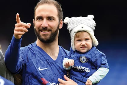 La semana pasada, en el último encuentro que disputó el Chelsea como local, el futbolista salió al campo de juego con Alma -lookeada como una verdadera fanática- en brazos.