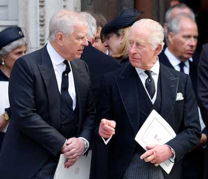 El príncipe Andrés, duque de York, y el rey Carlos III asistieron a la misa de réquiem de Catalina, duquesa de Kent, en la catedral de Westminster el 16 de septiembre de 2025 en Londres, Inglaterra