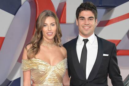 Londres, 2021. Sara y Lance enfrentan por primera vez juntos los flashes en una premier de cine.