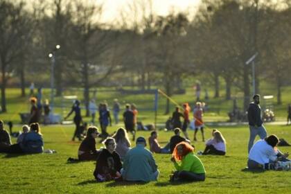 Londres empieza a relajar sus restricciones y desde el lunes 29 de marzo hasta seis personas (o dos familias) pueden reunirse en espacios al aire libre