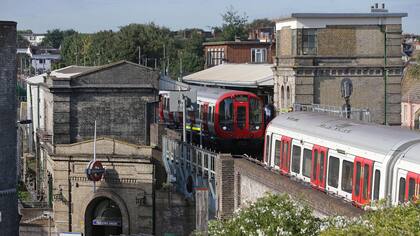 La policía de Londres investiga un "incidente terrorista" en una formación del subte línea District (verde) a la altura de la estación Parsons Green, en el oeste de la ciudad