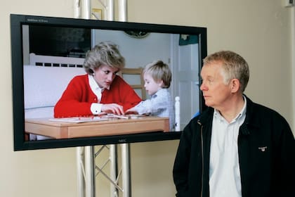 LONDRES, INGLATERRA - 29 DE JUNIO: El fotógrafo real Tim Graham, quien fotografió a la princesa desde que tenía 19 años, posa junto a una de sus fotografías de Diana, princesa de Gales, que se exhibe en la inauguración de la exposición "Diana: Una princesa recordada" en su antigua residencia, el Palacio de Kensington, en homenaje a su vida, el 29 de junio de 2007 en Londres, Inglaterra. La imagen muestra a la princesa como madre, conversando con el príncipe William cuando era un niño pequeño. (Foto de Tim Graham Photo Library vía Getty Images)