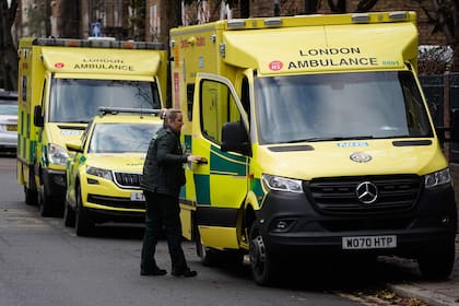 Un paramédico cierra la puerta de una ambulancia frente a la estación de ambulancias de Waterloo, en Londres, el 21 de diciembre de 2022.