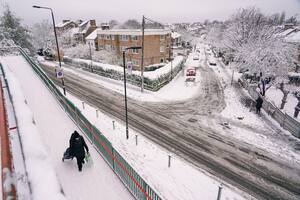 Fuertes nevadas en Reino Unido: tres niños muertos, gente atrapada en los autos y un aeropuerto cerrado