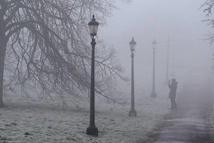 Una persona se detiene a fotografiar la niebla en una mañana helada en Primrose Hill, en el norte de Londres, el 11 de diciembre de 2022.