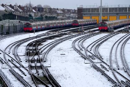 La nieve cubre las vías de tren en Londres, el lunes 12 de diciembre de 2022.