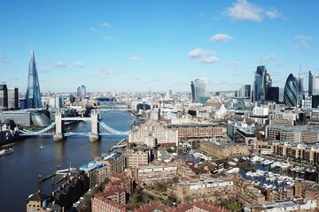 Londres se encuentra a orillas del río Támesis. En la vista se destacan el Puente de la Torre, el Ayuntamiento y los rascacielos The Shard y The Gherkin.