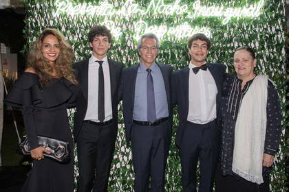 Los Hernández, de gala: Emilia, Isaac y Esteban con sus padres, Héctor y Laura