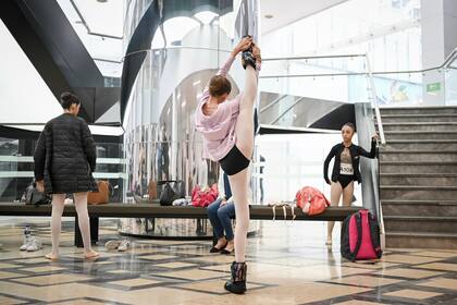 Una joven bailarina se prepara para participar de los workshops de Despertares Impulsa 